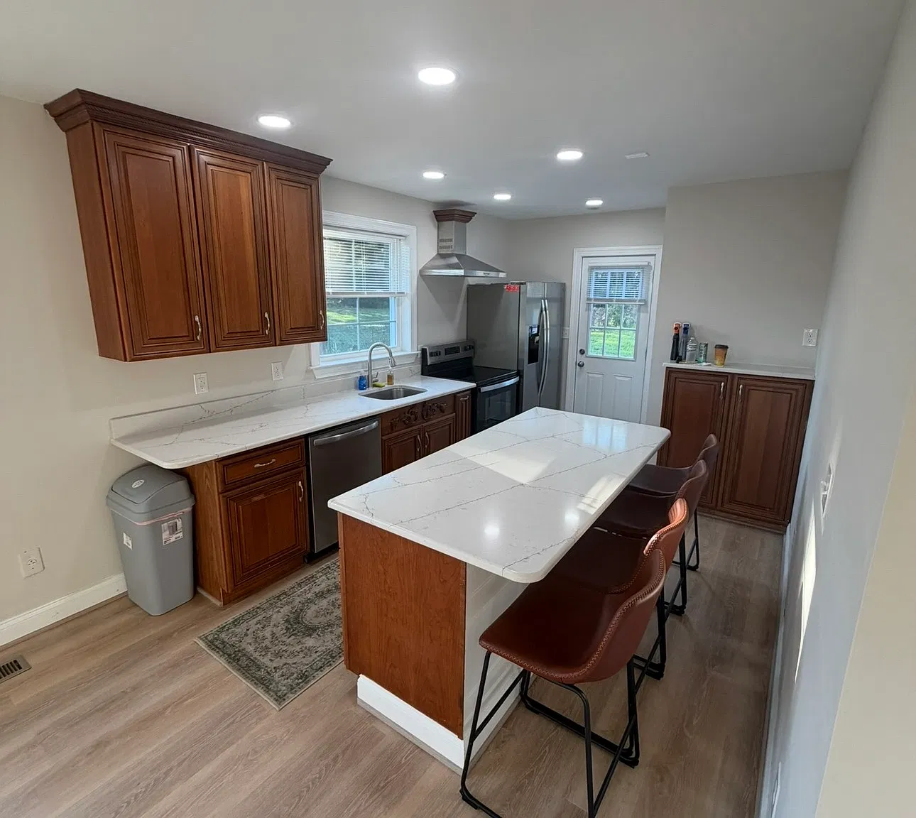 3 bed, 1.5 bath, 1225 sqft, $2,400 — Photo 3