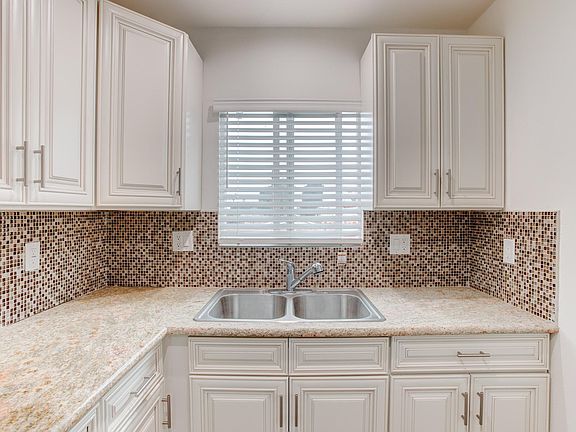 2nd image of 524 1/4 W 82nd St