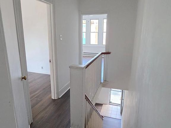 5th image of 2086 E Victoria St