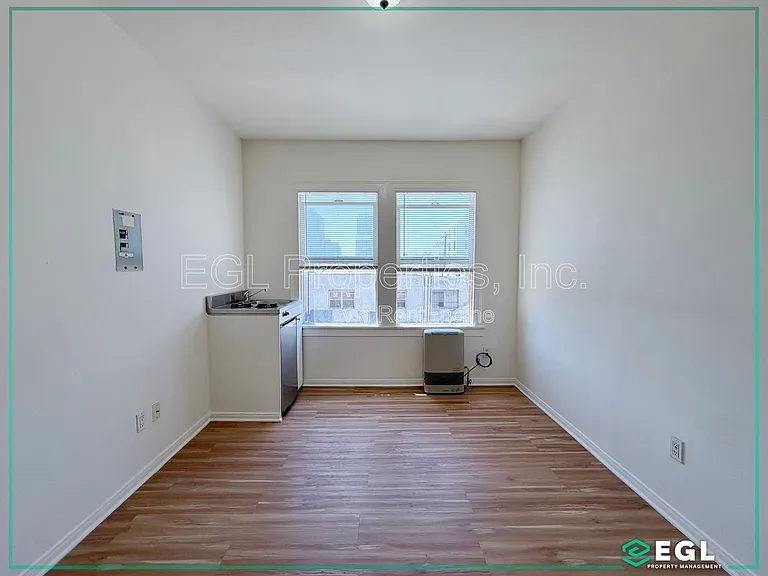 445 Western — Photo 14