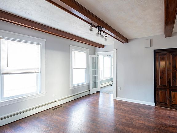 5th image of 879 Newport Ave
