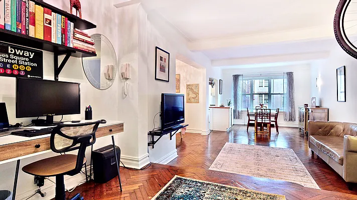 Sold by Bizzarro Agency | media 3
