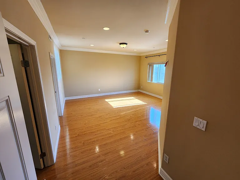 13620 Valerio St #10 — Photo 37