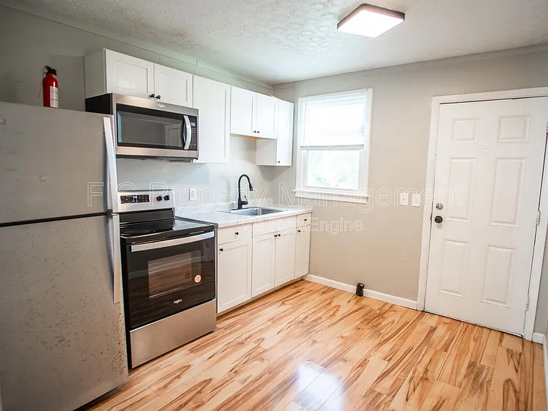 1416 Chicago Ave NE — Photo 5