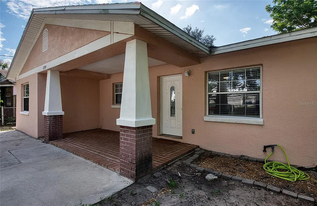 2 bed, 1.5 bath, 1060 sqft, $2,300 — Photo 2