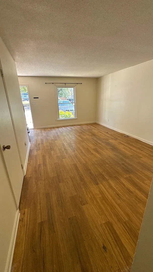 2 Bedroom 1.5 Bath Townhouse with Ample Parking — Photo 3