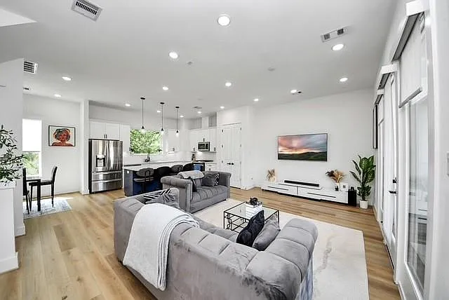 3 bed, 3.5 bath, 2112 sqft, $2,800 — Photo 4