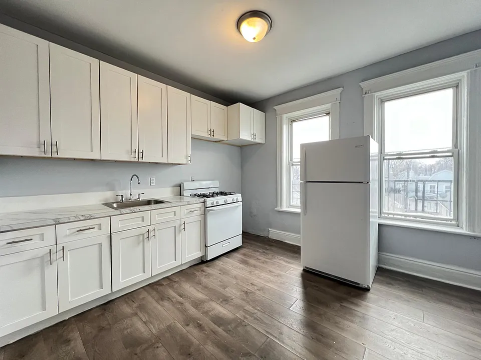 43 Grant Ave #3L
