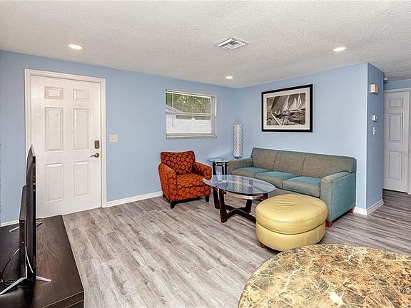 4th image of 2978 Oaklawn Ave