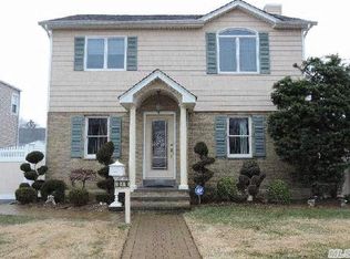 649 Fenworth Blvd, Franklin Square, NY 11010