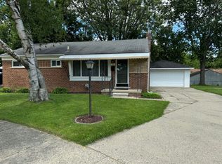 10 Shiawassee Cir, Mount Clemens, MI 48043