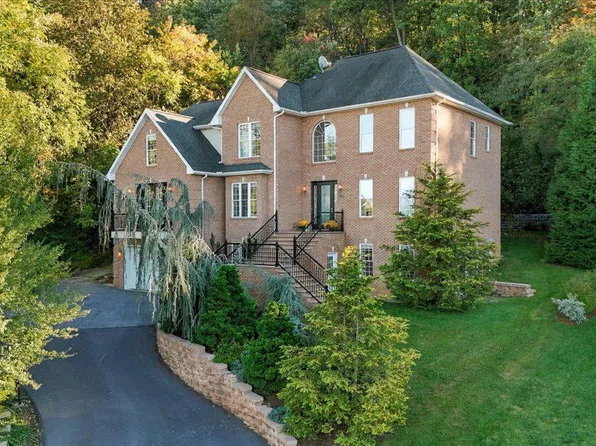 206 Blue Stone Hills Dr, Harrisonburg, VA 22801