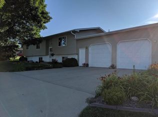 603 Dillon St SE, Cascade, IA 52033