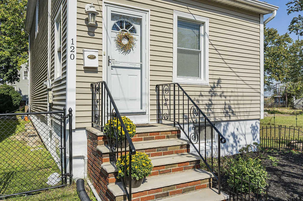 120 Henry St photo 1