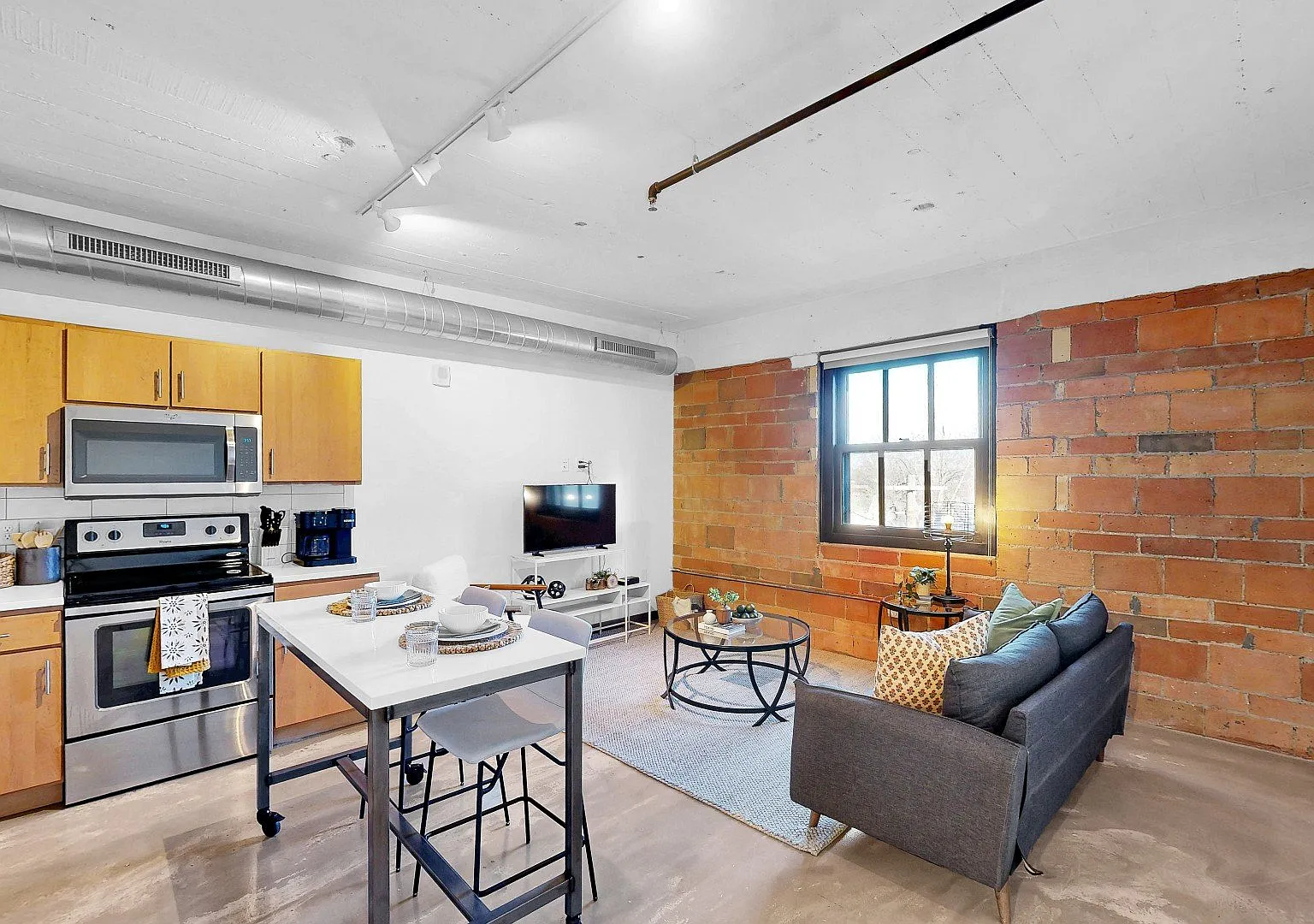 700 Central Lofts and Flats — Photo 2