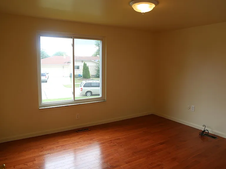 1370 E Chesterfield St — Photo 4