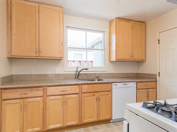 5th image of 307 Stanford Ave