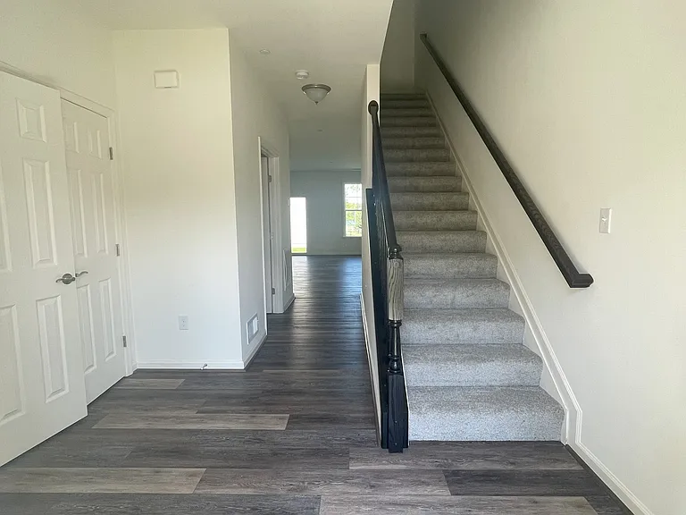 215 Thompson Ave — Photo 5