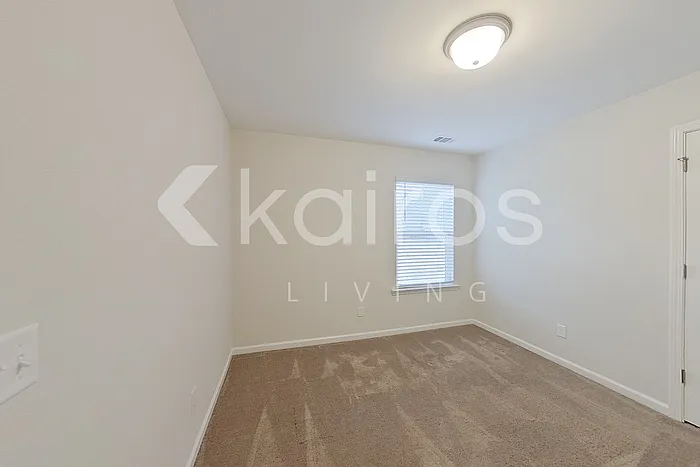 107 Lord Effingham Way — Photo 16
