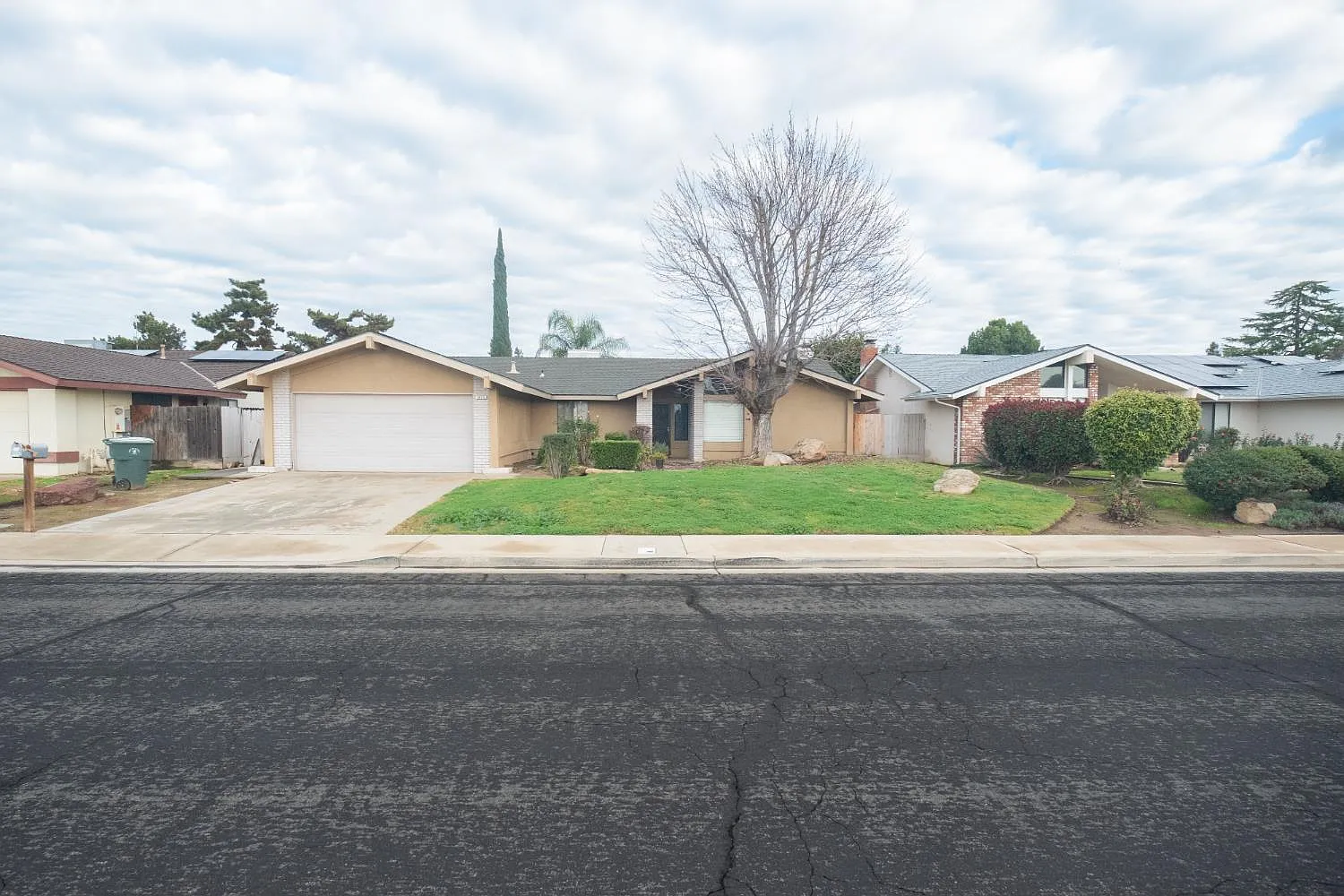 1855 Vartikian Ave photo 1