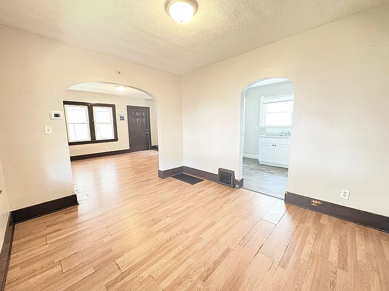 261 E Lake St — Photo 5