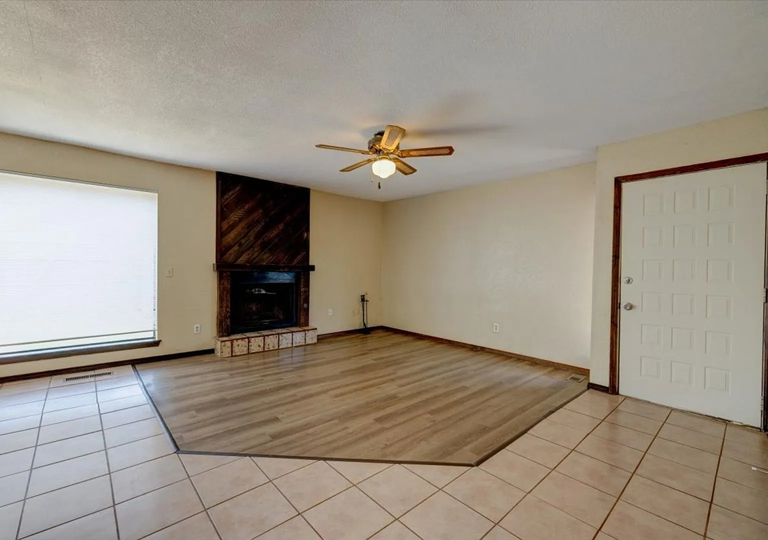 2 Bedroom 2 Bathroom 1 Car Garage (Council & SW 44th St) — Photo 3