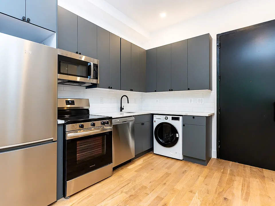 422 1/2 Gates Ave #2C