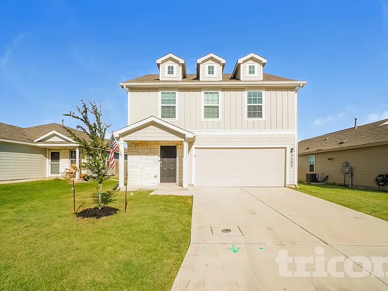 5202 Everett Loop — Photo 1