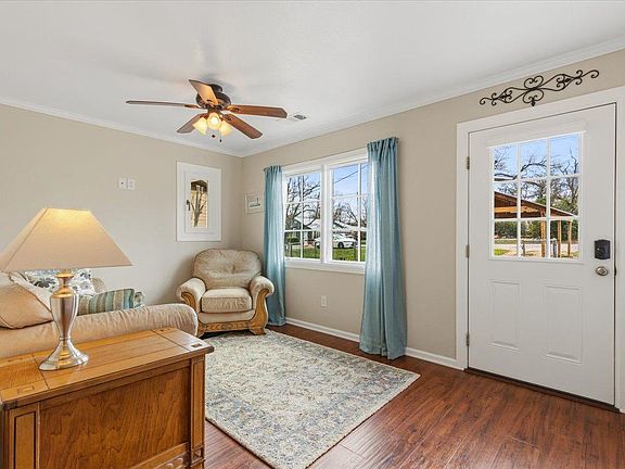 2nd image of 503 E Bluebonnet Ln