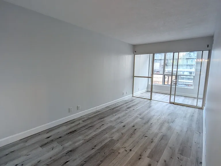 92 King St E #805 — Photo 10