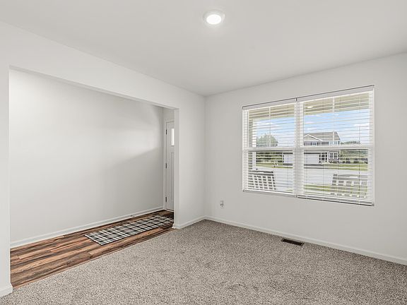 4th image of 624 Ensign Pl