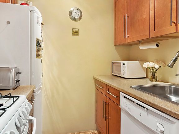 5th image of 67 E 11th St APT 223