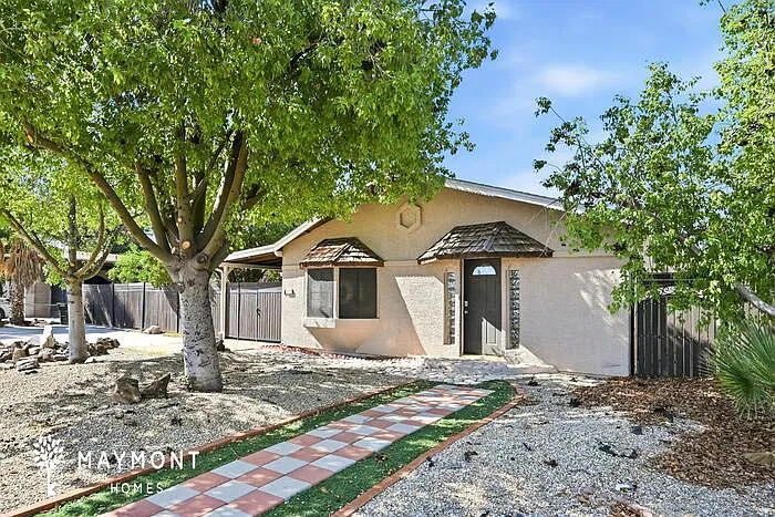 4 bed, 2.0 bath, 2096 sqft, $2,200 — Photo 4