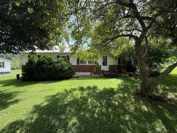 218 Pine Grove Cir, Daniels, WV 25832