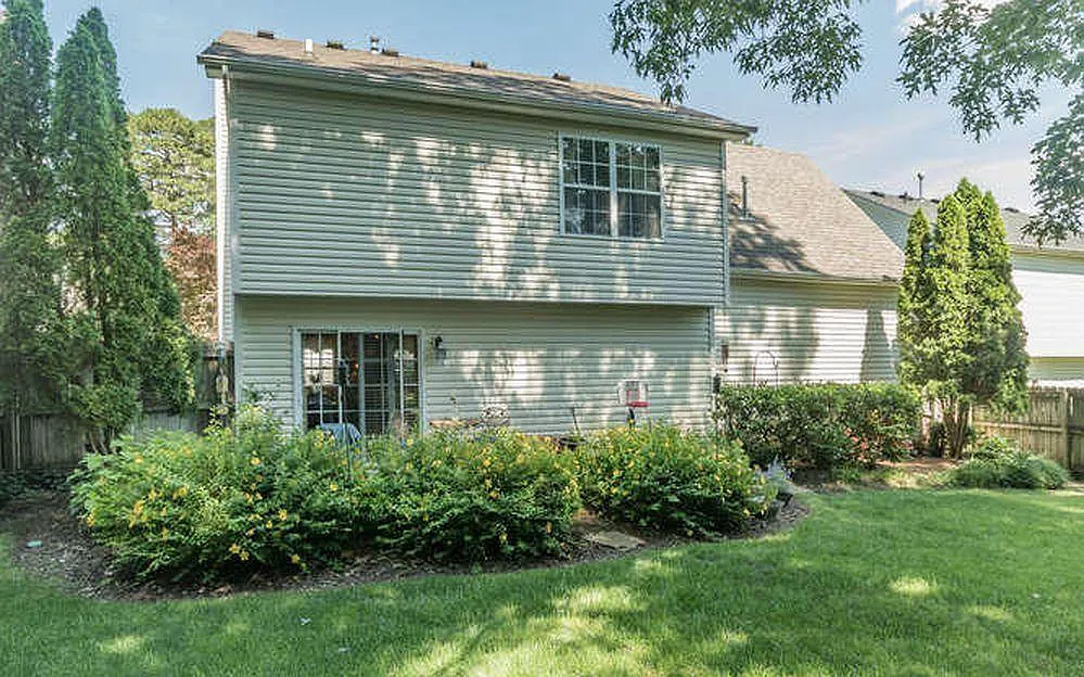 3 bed, 2.5 bath, 1700 sqft, $2,400 — Photo 4