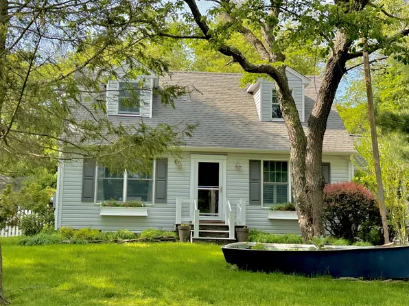 https://photos.zillowstatic.com/fp/757549ad0a0f4bdf45162e995da759db-p_e.webp