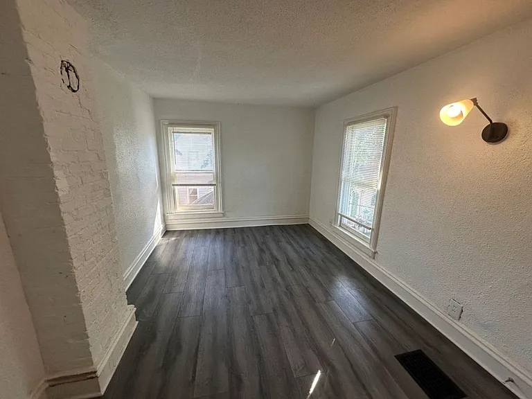 211-213 Rose Pl — Photo 3