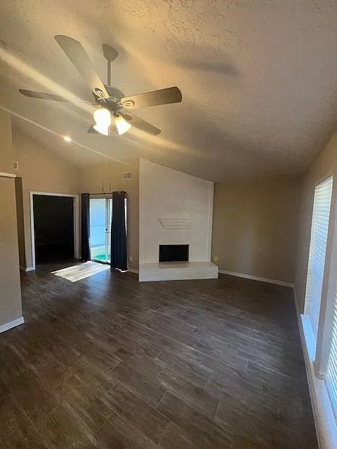 2 bed, 1.0 bath, 1018 sqft, $1,300 — Photo 2