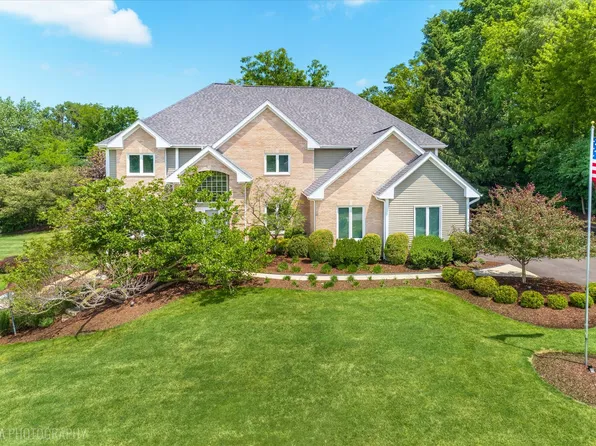 245 Hidden Pond Ln, North Barrington, IL 60010