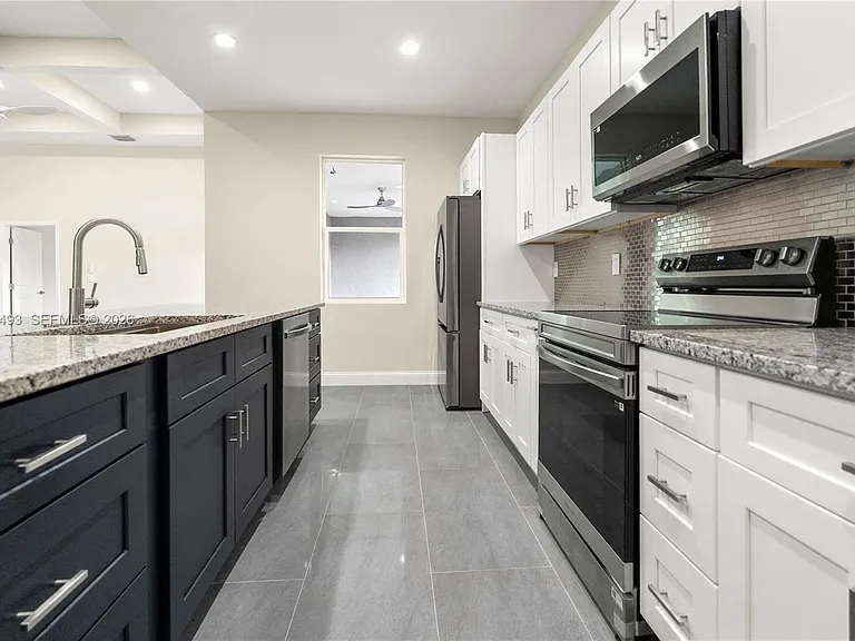1043 Albert Ave — Photo 21