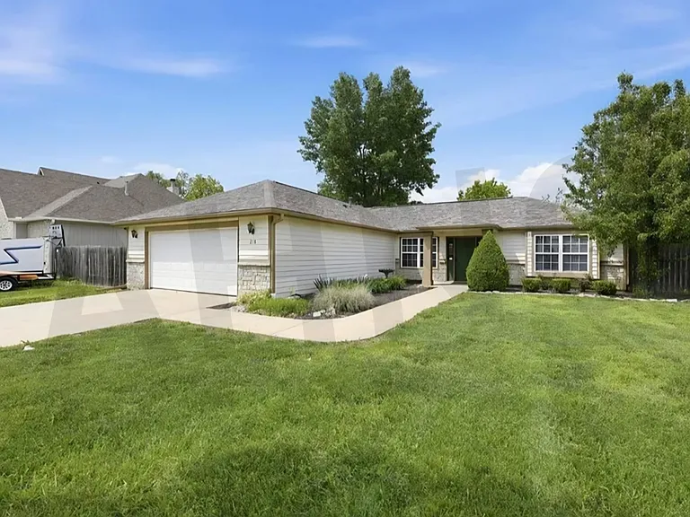 218 Hillside Dr — Photo 1