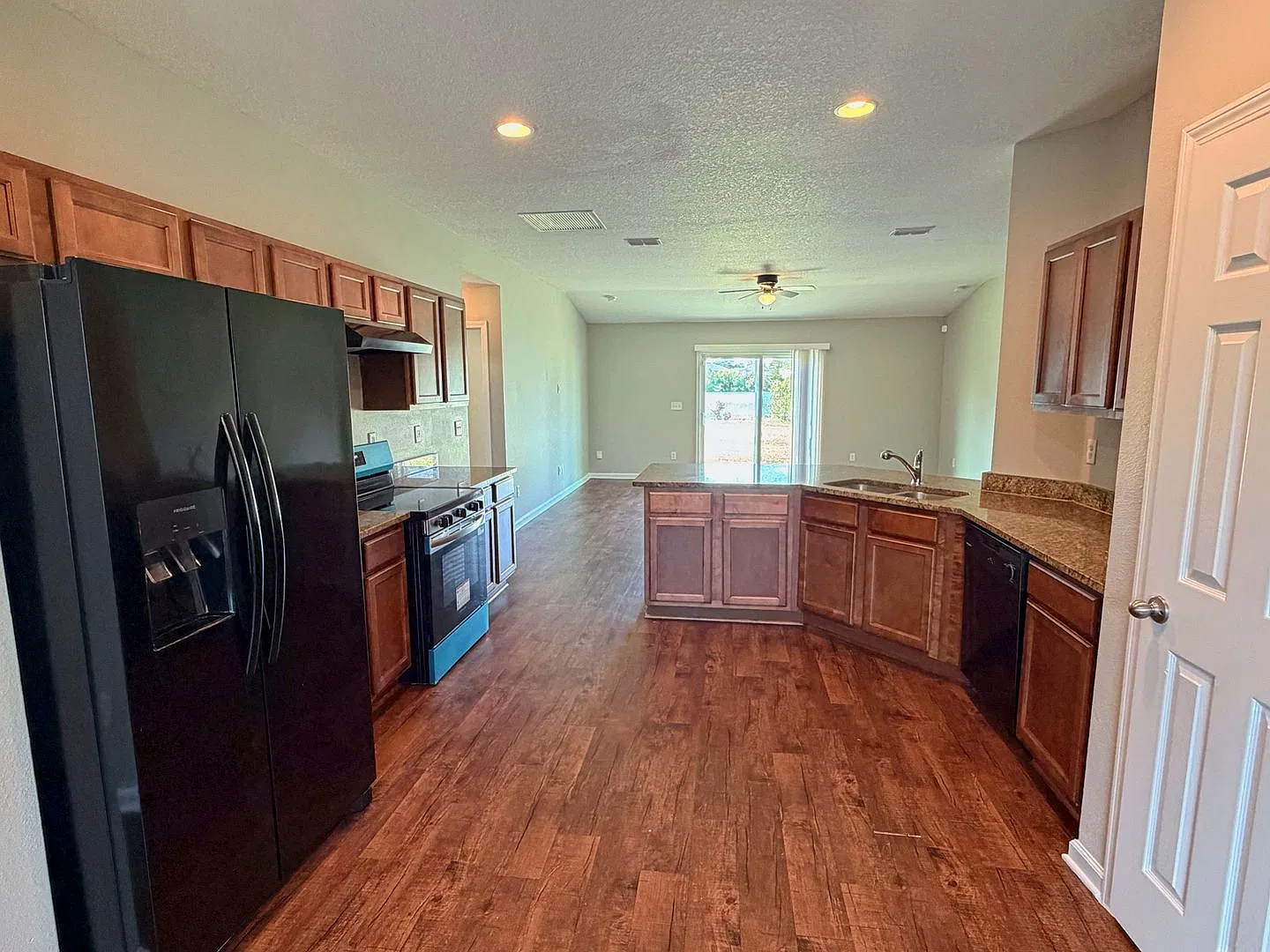 Spacious 4 Bedroom, 2 Bathroom Home Situated on a Lakefront Lot. — Photo 4