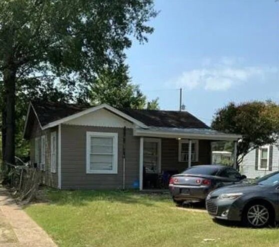 1st image of 2647 Woodford St