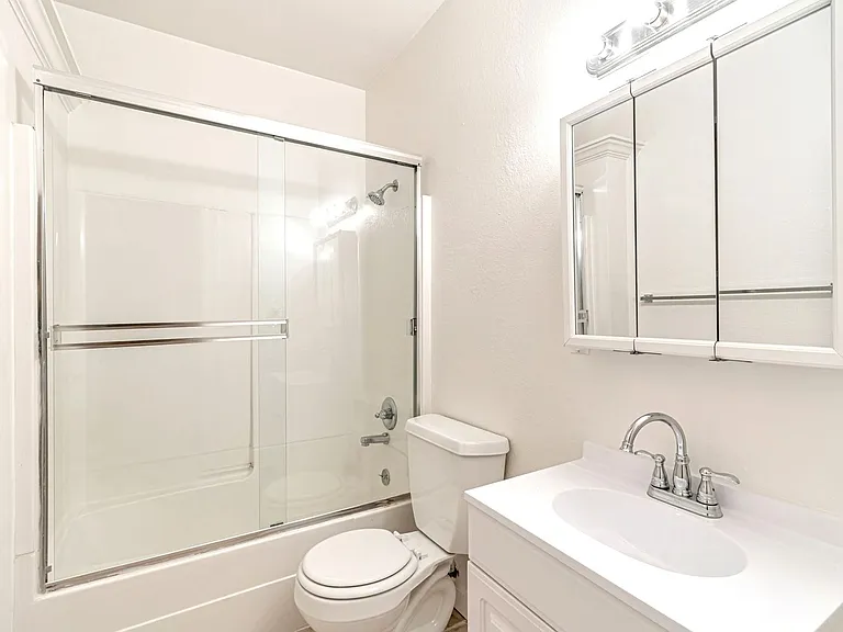 435 Hayes Apartments — Photo 11