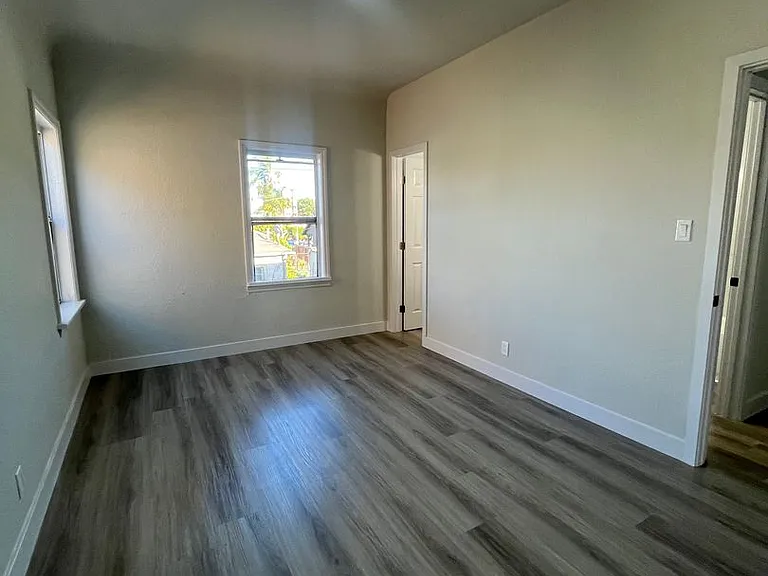 2000 S Harcourt Ave — Photo 5