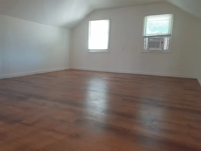124 Lawrence St — Photo 9