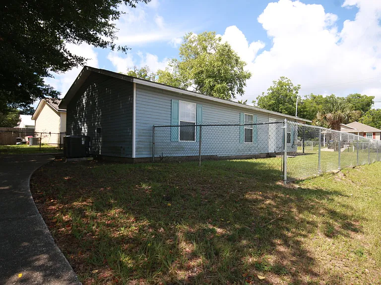 624 N G St — Photo 11