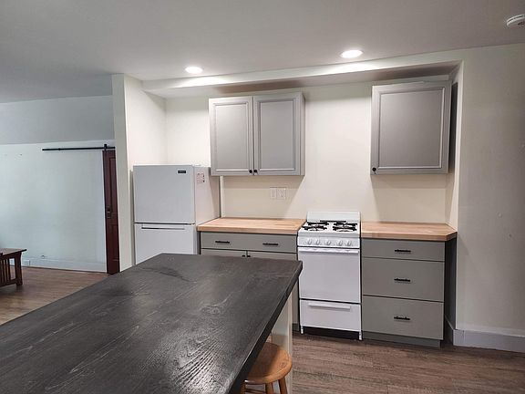 4th image of 481 Pleasant Ave Floor 2