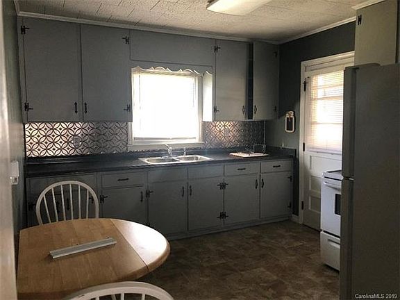 5th image of 48 Estes Dr