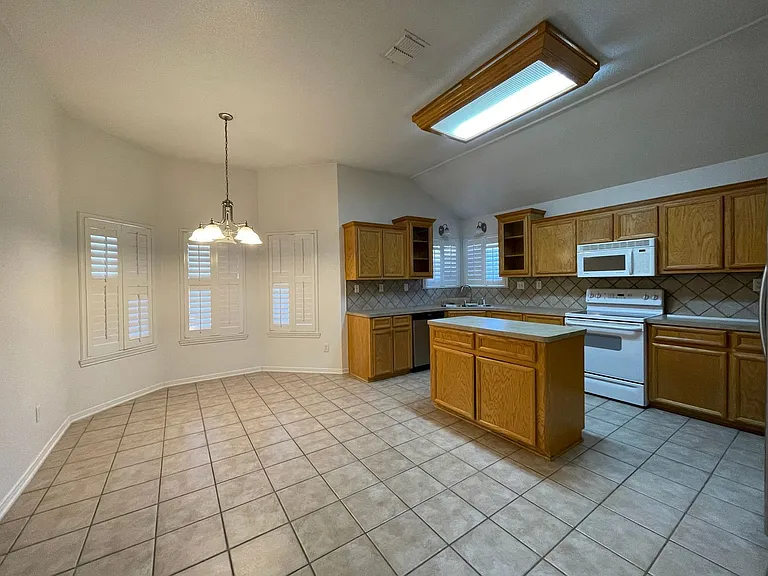 4205 Capri Dr — Photo 10